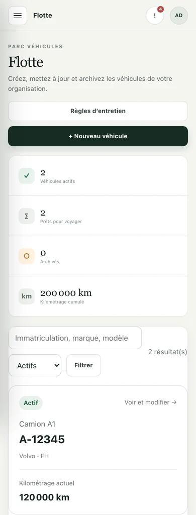 La flotte de FleetCore sur un téléphone : véhicules actifs, kilométrage cumulé et fiche d'un camion